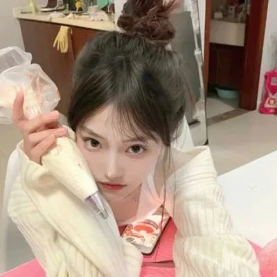 坐在酒吧里吃蛋糕